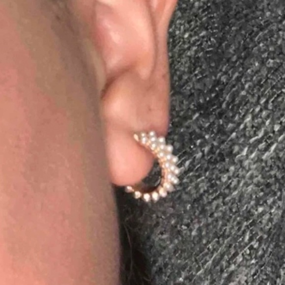 Small hoop with pearls earrings light weight classic elegant simple minimal - Picture 2 of 5